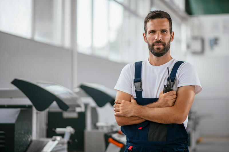Technicien de maintenance en salopette dans un atelier de production