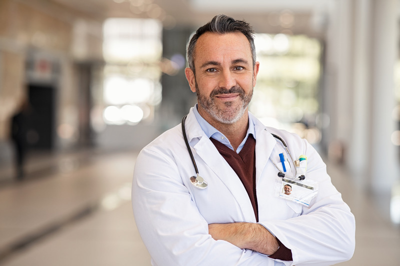Médecin en blouse blanche, stéthoscope autour du cou, dans un établissement de santé